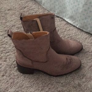 New in box Latigo boots plum velvet. Size 8.5